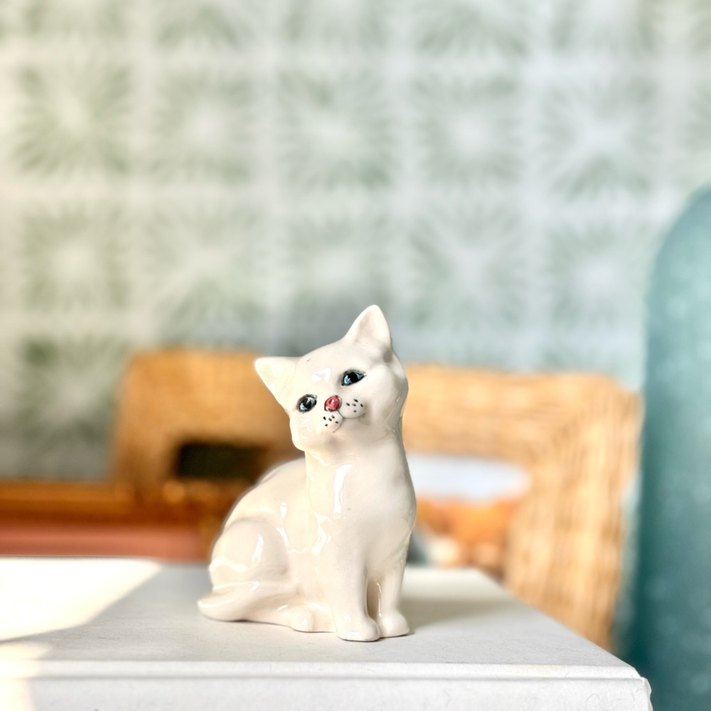 Vintage Royal Doulton BONE CHINA White Cat Figurine collectible